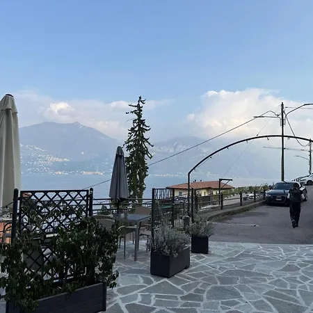 Lake Como Hostel אכסניה