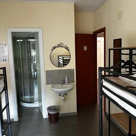 Lake Como Hostel אכסניה מנאג'יו