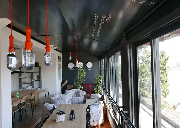 科莫湖旅馆 旅馆 *